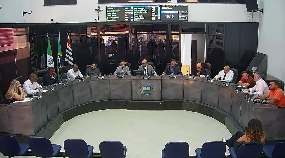 Sessão da Câmara é marcada por homenagens à segurança e rejeição de moção sobre multas